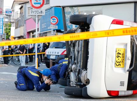 　小学生の列に軽乗用車が突っ込んだ事故現場＝１９日午後５時３３分、福岡県筑紫野市