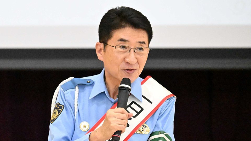 安全運転に必要なことを伝える高井一さん＝多治見市笠原町、笠原小中学校
