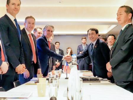 　会談の冒頭、米国のバーガム内務長官（左から３人目）と握手する赤沢経産相＝１４日、東京都内（経産省提供）