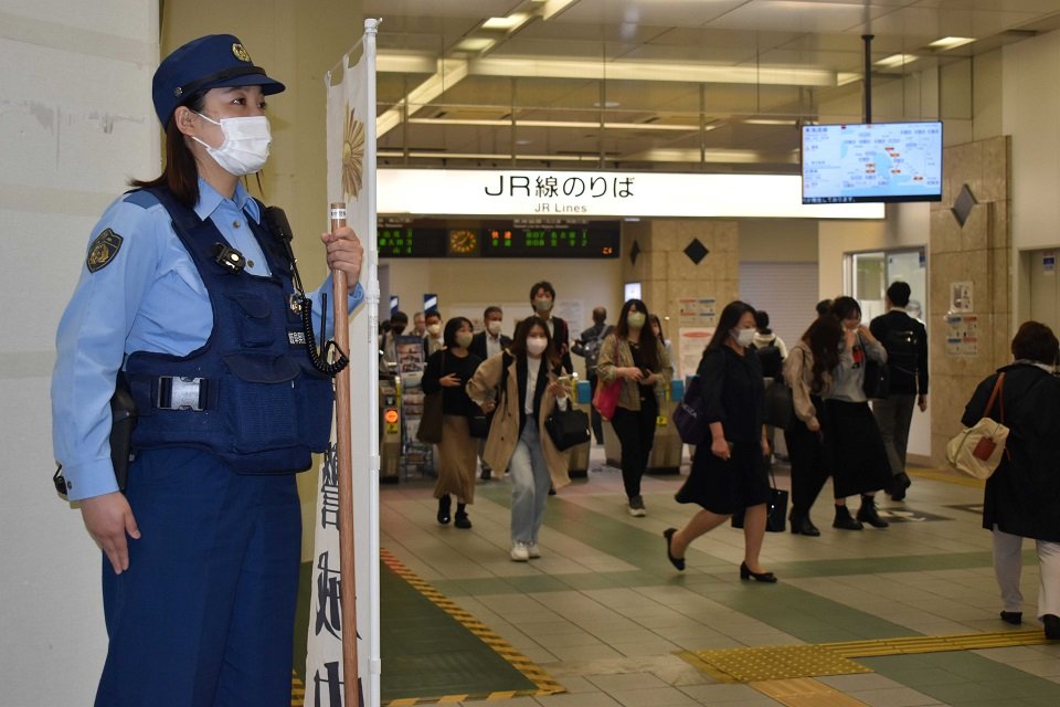 改札前で警戒に当たる岐阜中署員＝岐阜市橋本町、ＪＲ岐阜駅