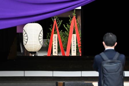 　靖国神社の春季例大祭に合わせて石破首相が奉納した「真榊」（左）＝２１日午前、東京・九段北