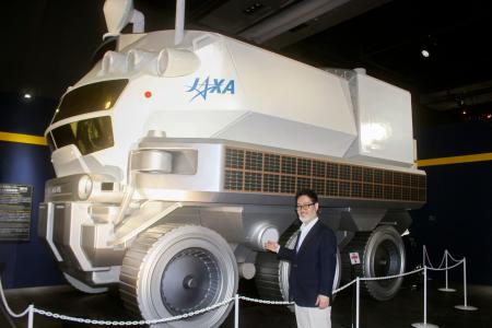 　有人月面探査車「ルナクルーザー」の実物大模型。手前は監修を務めた元ＪＡＸＡ主任研究開発員の戸梶歩さん＝１１日午前、東京都江東区の日本科学未来館