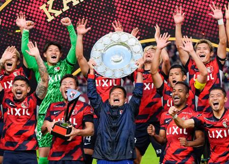 　９年ぶり９度目の優勝を果たし、シャーレを掲げ喜ぶ鹿島・鬼木監督（中央）＝メルスタ