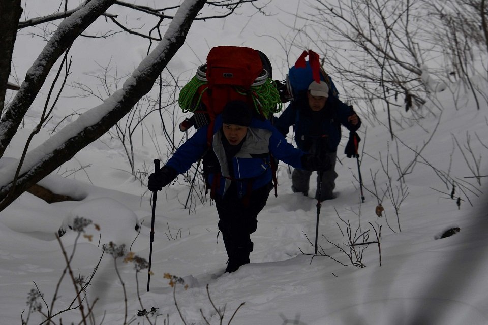 越年登山に出発する登山者＝２９日午前８時３８分、高山市奥飛騨温泉郷