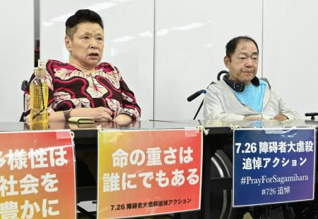 　記者会見する金滿里さん（左）ら＝２１日、大阪市