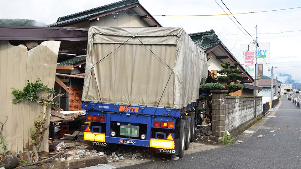 民家に突っ込んだ大型トレーラー＝１１日午前８時３５分、郡上市大和町徳永