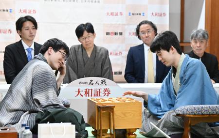 　将棋の第８３期名人戦第４局を終え対局を振り返る、勝利した永瀬拓矢九段（左）と敗れた藤井聡太名人＝１８日夜、大分県宇佐市