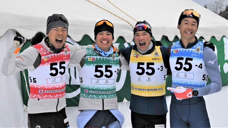 距離成年男子リレーで１０年ぶりに優勝した岐阜県選手たち＝２０日午後、秋田県鹿角市、花輪スキー場