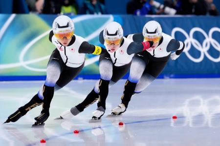 　女子団体追い抜き１回戦　滑走する（左から）高木美帆、佐藤綾乃、堀川桃香＝ミラノ（共同）