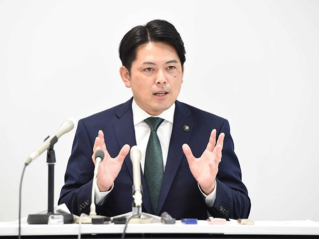 記者会見で２期目に向けての意欲を語る柴橋正直市長＝岐阜市役所