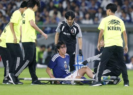 　２８日のベネズエラ戦で負傷交代する熊坂（下）＝エディオンピースウイング広島