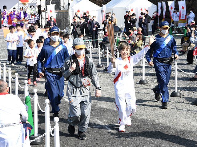 聖火のともったトーチを手にスタートする竹下景子さん＝３日午前８時４５分、中津川市馬籠