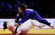 　女子５２キロ級決勝　アリアネ・トロソレル（下）を攻める阿部詩。２年連続６度目の優勝を果たした＝バクー（共同）