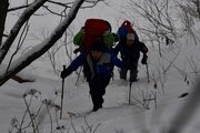 越年登山に出発する登山者＝２９日午前８時３８分、高山市奥飛騨温泉郷