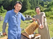 手作り工房あめんぼの雨宮明日香さん（右）とスマイルハニーの小山内伸晃さん＝大垣市上石津町、スマイルハニーの養蜂場