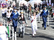 聖火のともったトーチを手にスタートする竹下景子さん＝３日午前８時４５分、中津川市馬籠