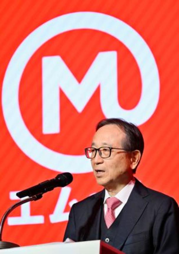 　記者会見する三菱ＵＦＪＦＧの亀澤宏規社長＝２７日午後、東京都内のホテル