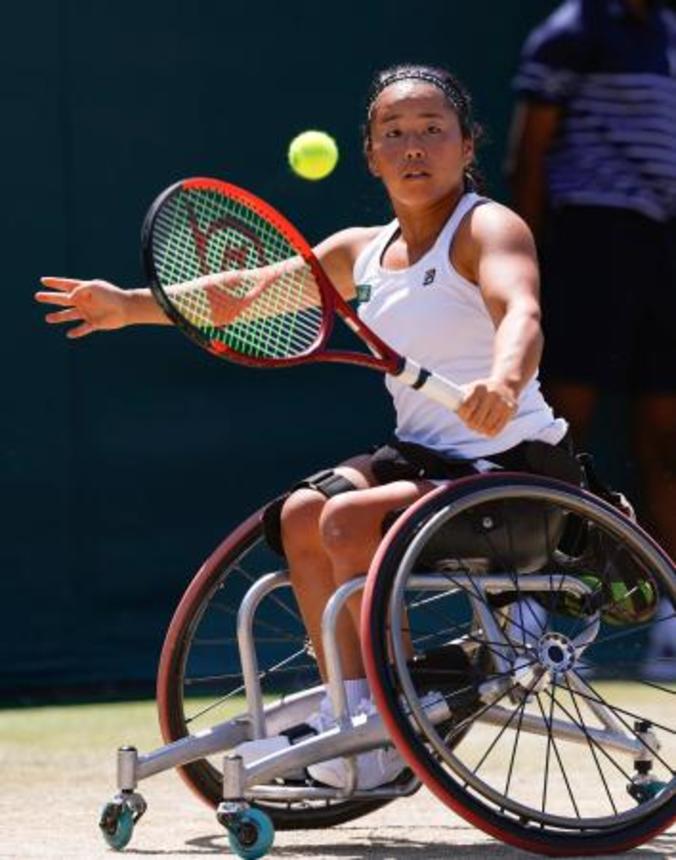 　車いすの部女子シングルス準々決勝でプレーする上地結衣＝ウィンブルドン（共同）