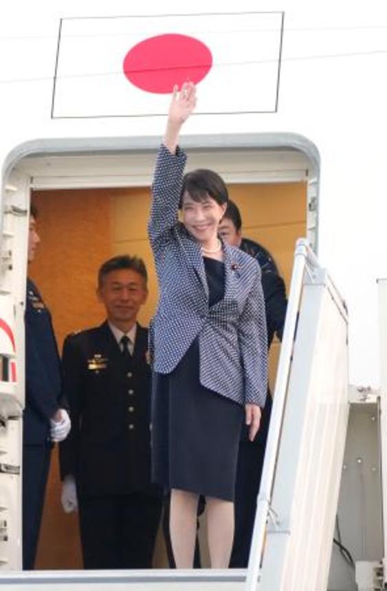 　インドの首都ニューデリーのパラム空軍基地に到着した高市首相＝１日（共同）