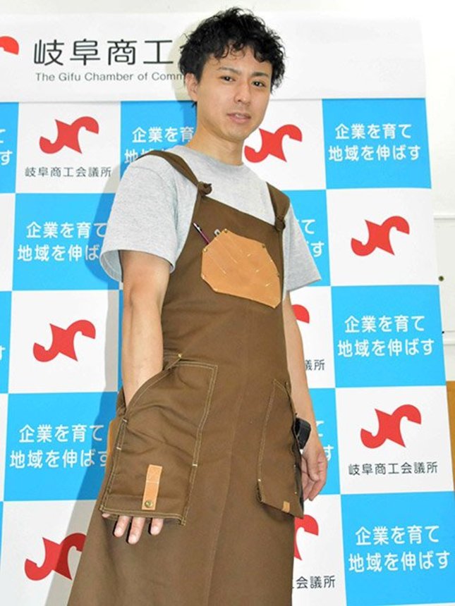ガバットワークエプロンをＰＲする和田賢治代表社員＝岐阜市神田町、岐阜商工会議所