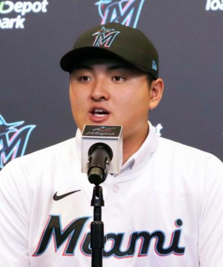 　米大リーグ、マーリンズの入団記者会見に臨む佐々木麟太郎＝２３日、マイアミ（共同）