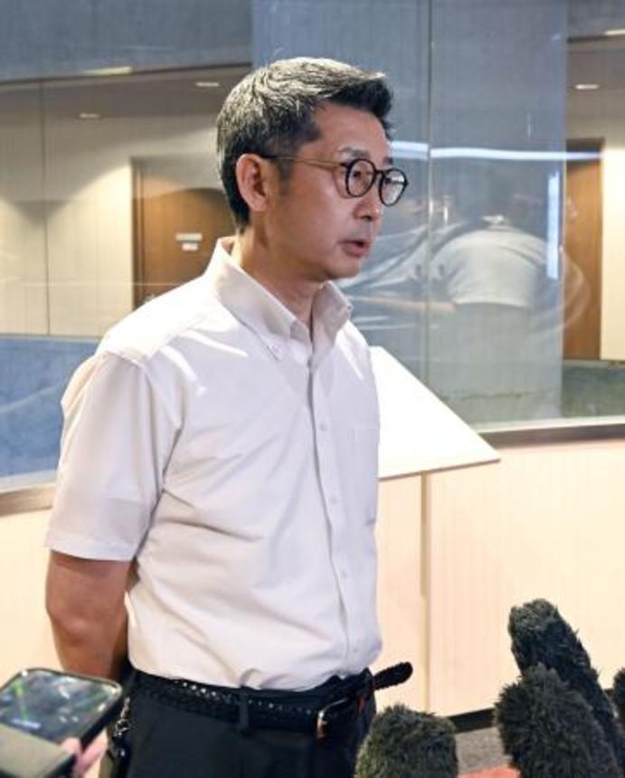 　７月３０日、記者団の取材に応じる自民党福岡県議団の松尾統章会長＝福岡市