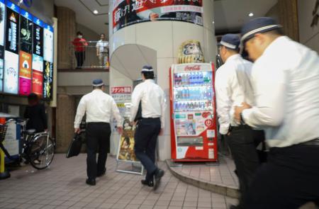 　名古屋市中区のホストクラブへ家宅捜索に入る大阪府警の捜査員＝４日午後７時３４分