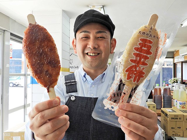 「玄米の五平餅」を手に、「家庭で気軽に味わって」と話す山本慎一郎さん＝岐阜市松屋町、山本佐太郎商店