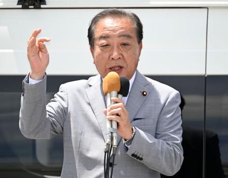 　街頭演説する立憲民主党の野田代表＝１１日午前、岐阜県大垣市