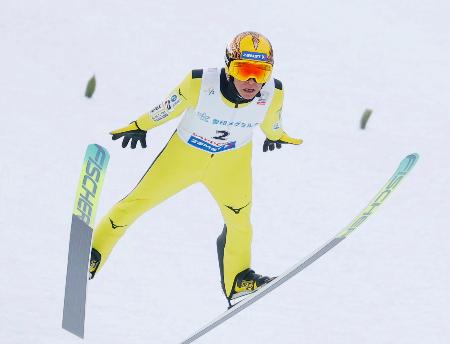 　予選で飛躍する葛西紀明＝大倉山