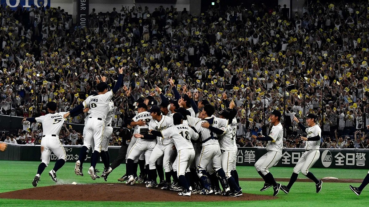 大声援の中、都市対抗野球で優勝し、歓喜の輪をつくる西濃運輸の選手たち＝東京ドーム