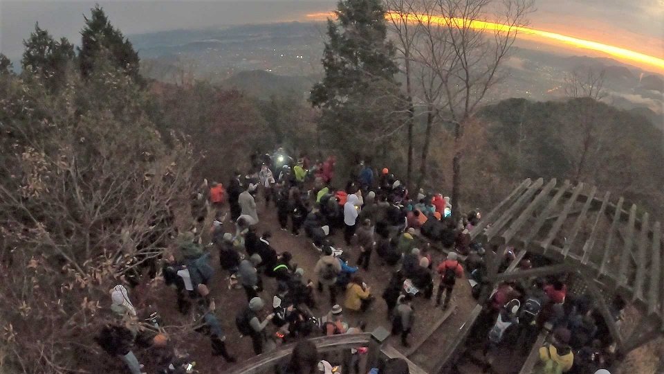 初日の出を待つ人たち＝岐阜市、百々ケ峰山頂