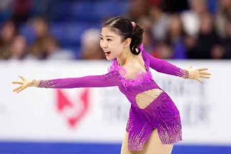 　女子ＳＰ　演技する千葉百音＝サスカトゥーン（共同）