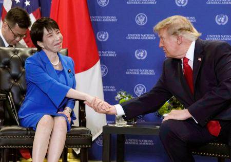 　会談で握手を交わす高市首相（左）とトランプ米大統領＝２２日、米ニューヨークの国連本部（共同）