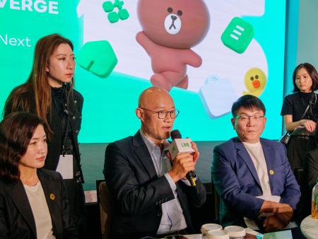 　事業戦略説明会後に報道陣の質問に答えるＬＩＮＥ台湾の陳立人会長兼ＣＥＯ（中央）＝１３日、台北市（共同）