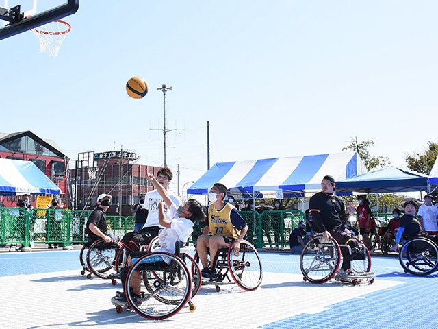秋田啓選手（左から２人目）とともに競技用車いすで「３×３」を楽しむ参加者たち＝岐阜市薮田南