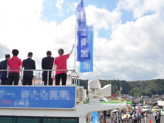 衆院解散後初の週末、他党の弁士らと並んで街頭で支持を訴える立候補予定者＝１６日午前、瑞浪市薬師町