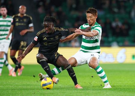 　カザピア戦で競り追うスポルティングの守田英正（右）＝１６日、リスボン（ロイター＝共同）