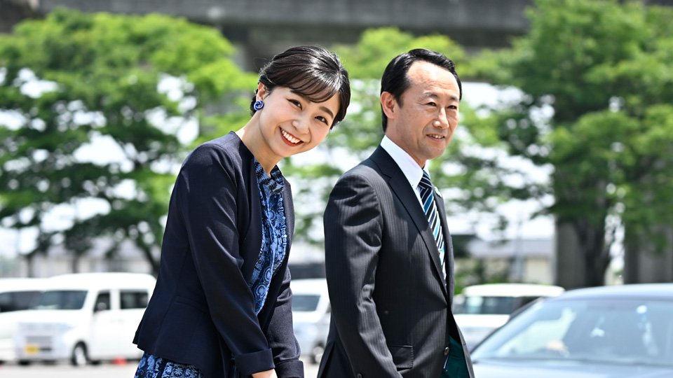 江崎禎英知事と視察に向かわれる秋篠宮家の次女佳子さま＝２０日午後０時１７分、岐阜県各務原市、世界淡水魚園水族館アクア・トトぎふ