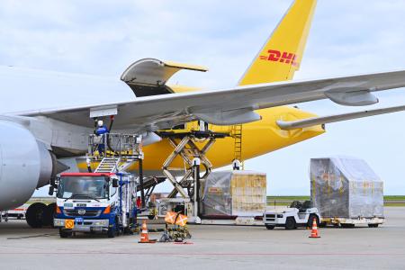　大規模量産設備で造られた廃食用油由来の航空機用再生燃料を、貨物機に給油する作業＝２３日午前、愛知県常滑市の中部国際空港