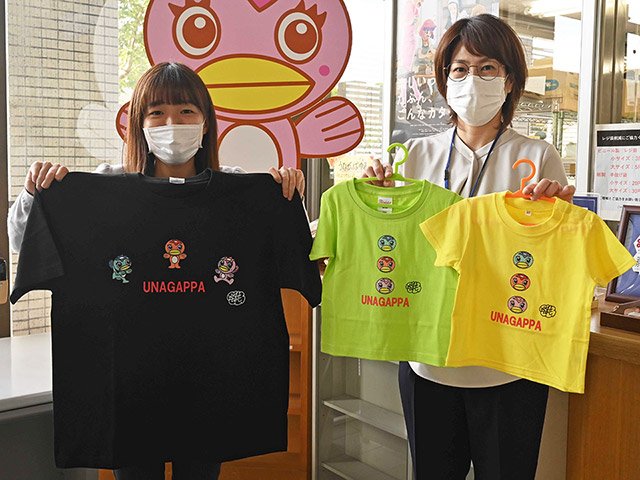多治見市観光協会が発売した新デザインのうながっぱＴシャツ＝同市役所