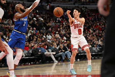 　マジック戦でパスを出すブルズの河村勇輝＝１０日、シカゴ（ロイター＝共同）