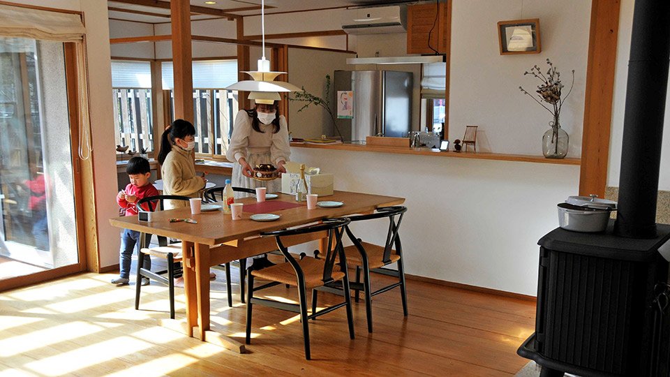 木材をふんだんに使ったモデルハウスで、くつろぐ家族連れ＝岐阜市東鶉、ひだまりほーむ岐阜展示場