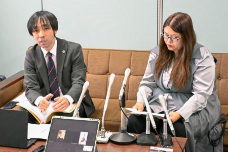 　女子サッカー「ディオッサ出雲ＦＣ」の元選手が監督からセクハラを受けたと訴えている問題で、提訴後に記者会見する弁護士（左）ら＝９日午前、島根県出雲市