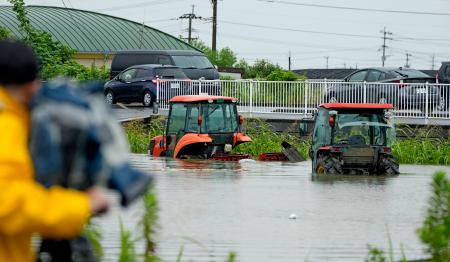 　大雨で水に漬かった農業用車両＝１１日午後１時４３分、熊本県玉名市