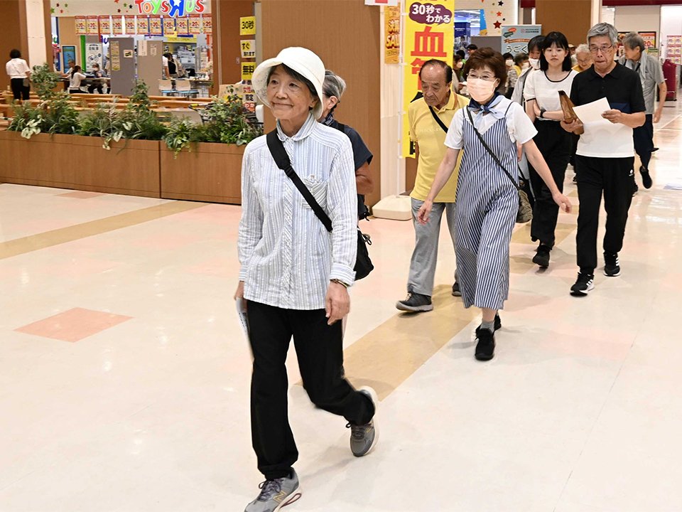 涼しい館内をウオーキングする参加者＝岐阜市正木中、マーサ２１
