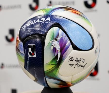 　「キャプテン翼」の主人公、大空翼が描かれた、Ｊリーグ「百年構想リーグ」の公式試合球＝１６日午後、東京都千代田区