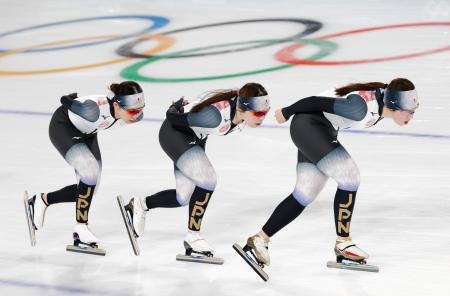 　調整するスピードスケートの（左から）野明花菜、佐藤綾乃、堀川桃香＝ミラノ（共同）