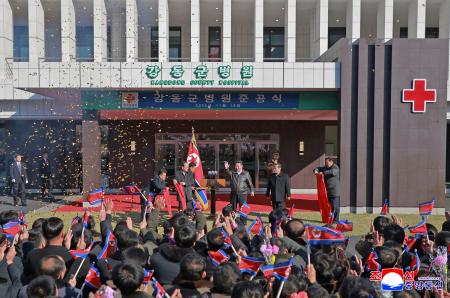 　北朝鮮の平壌郊外江東郡の病院で開かれた完工式。金正恩朝鮮労働党総書記（奥右から３人目）が出席した＝１９日（朝鮮通信＝共同）