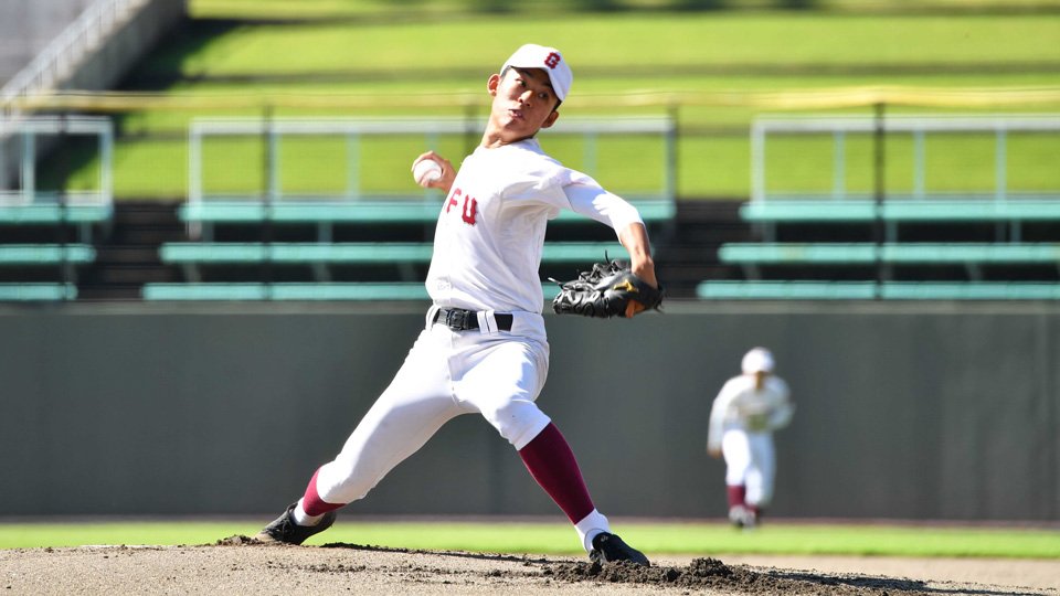 中京×岐阜＝好投する岐阜のエース鷲見＝長良川球場